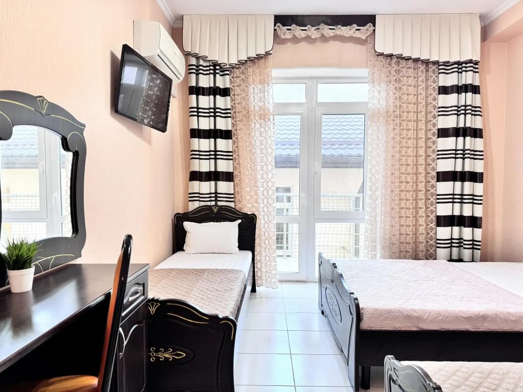 Четырёхместный номер Comfort с балконом фото 7