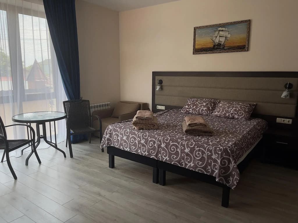 Двухместный семейный номер Comfort с балконом двуспальная кровать фото 1