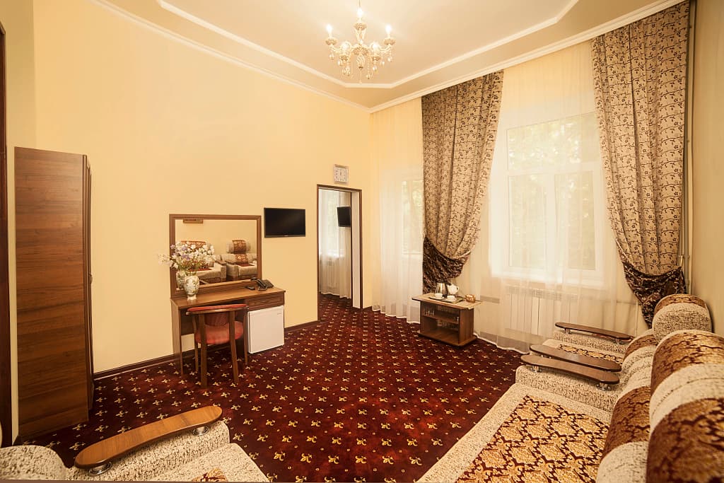 Двухместный люкс с 2 комнатами с балконом фото 4