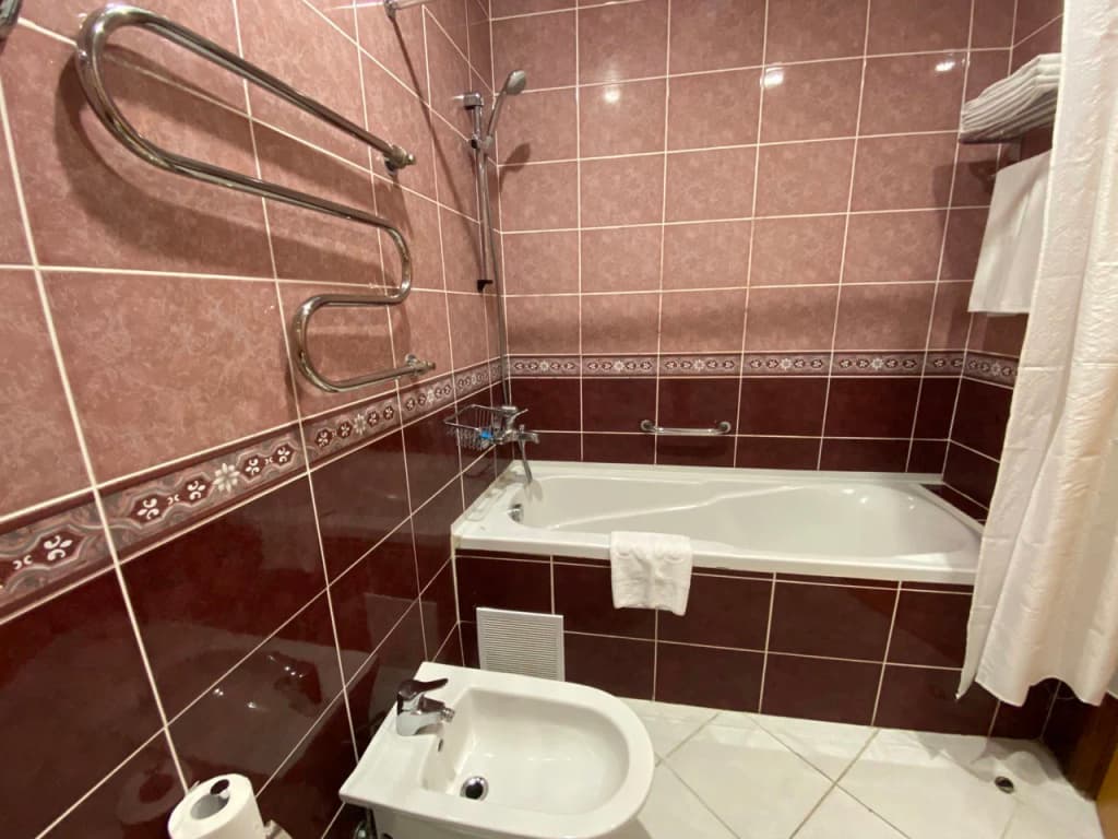 Двухместный номер (главный корпус) Standard с балконом и с боковым видом на море двуспальная кровать фото 14