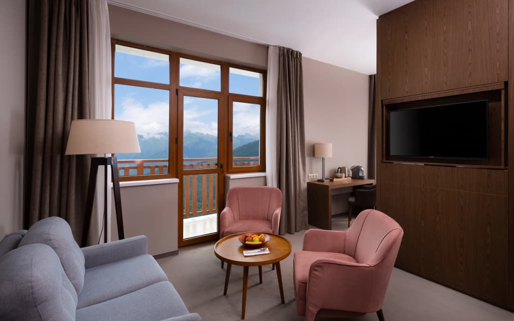 Suite с диваном-кроватью в гостиной зоне Premier с балконом и с видом на горы фото 1