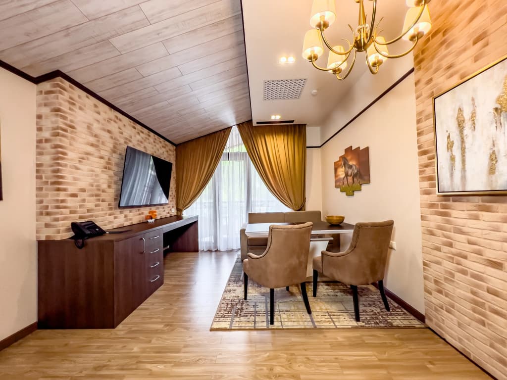 Четырёхместный люкс Президентский 2-room с балконом фото 3