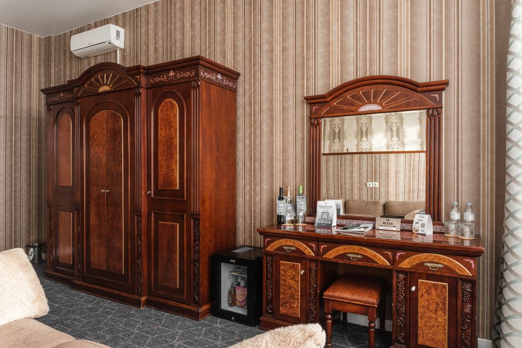 Двухместный Джуниор Сьют (главное здание) Standard Classic (main building) с видом на внутренний двор двуспальная кровать фото 2