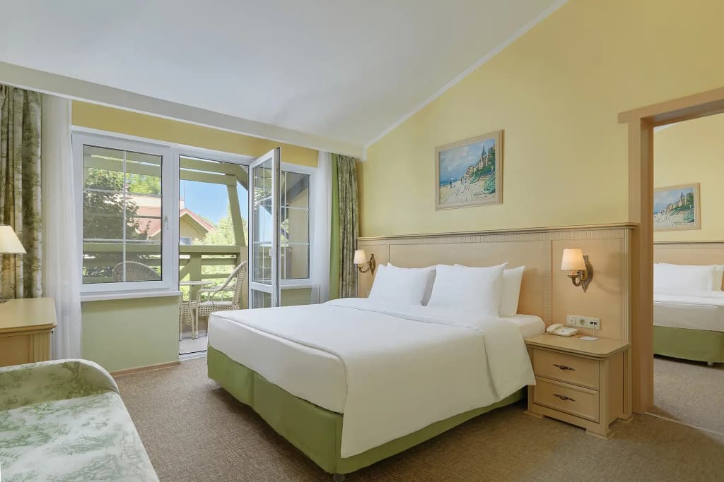 Четырёхместный номер семейный Улучшенный двухкомнатный с красивым видом из окна фото 3