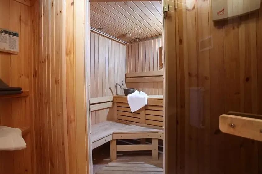 Двухместный коттедж Сусанин с сауной двуспальная кровать фото 6