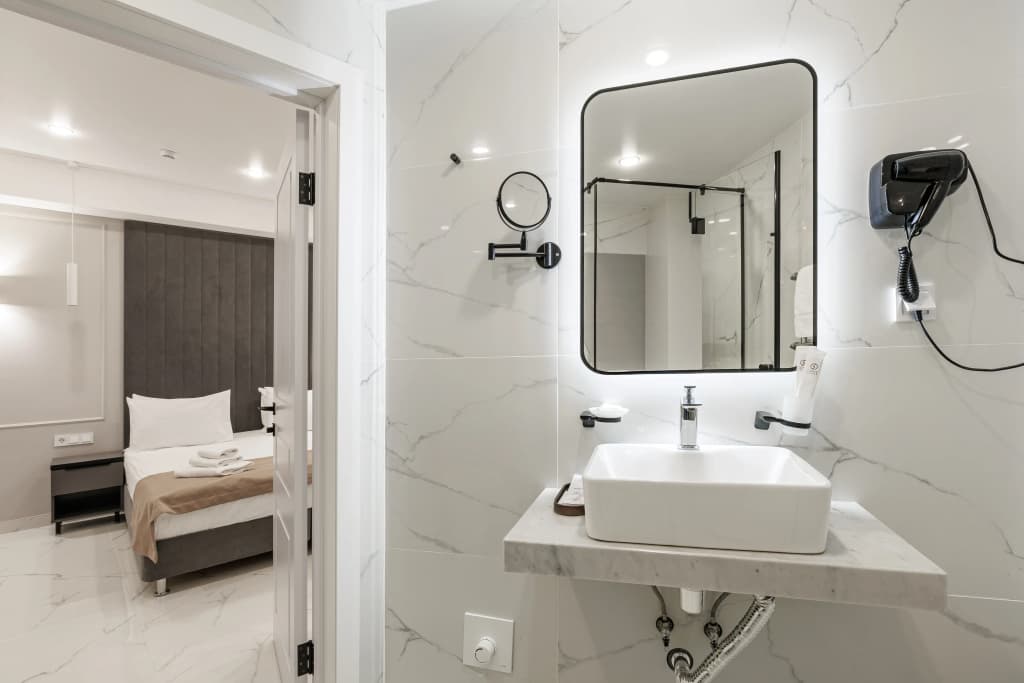 Двухместный номер с дополнительным спальным местом Стандарт без окна (цокольный этаж) двуспальная кровать фото 6