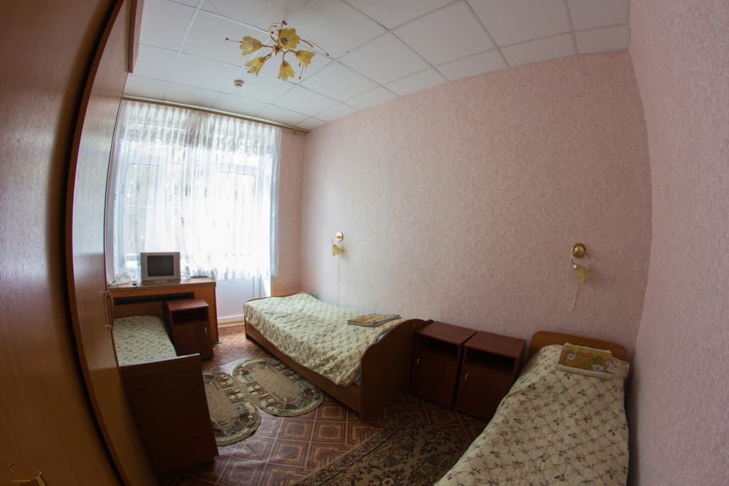 Двухместный номер Economy с балконом (2 отдельные кровати) фото 1