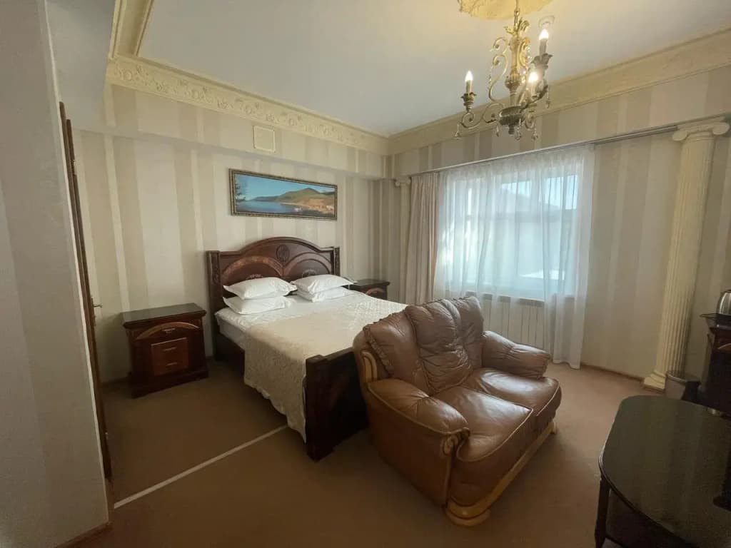 Двухместный Джуниор Сьют (главное здание) Standard Classic (main building) с видом на внутренний двор двуспальная кровать фото 3