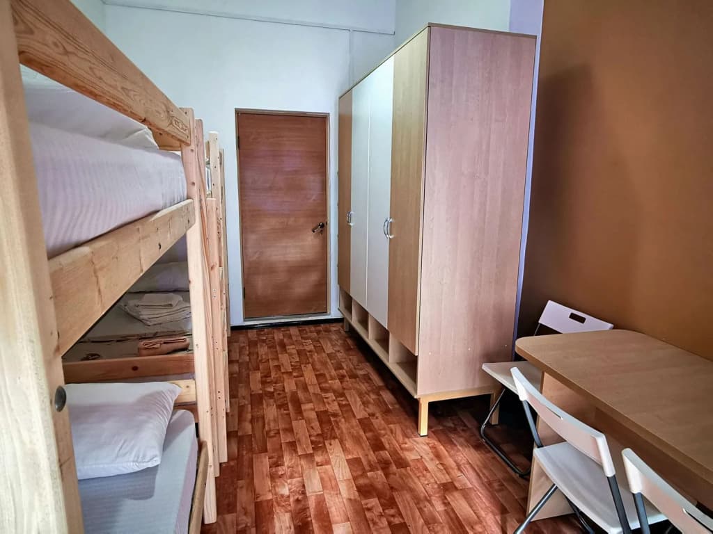 Четырёхместный номер Economy с балконом фото 3