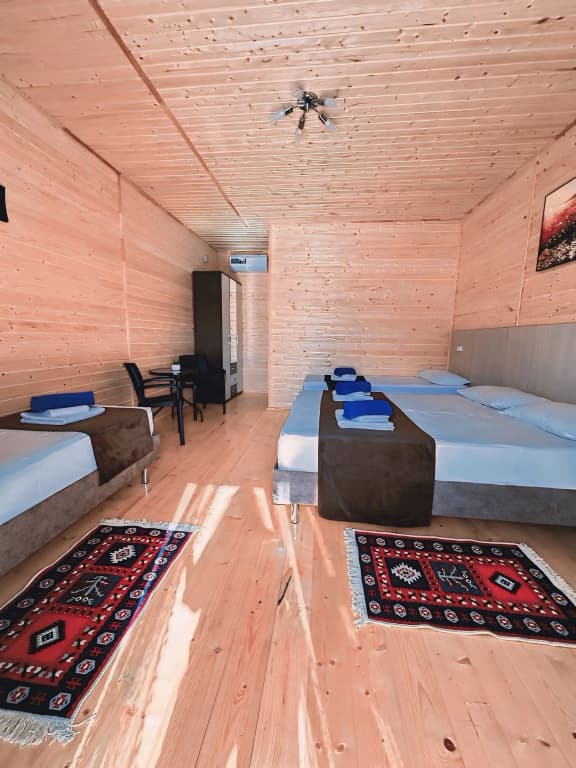 Четырёхместный полулюкс Comfort с видом на внутренний двор фото 1