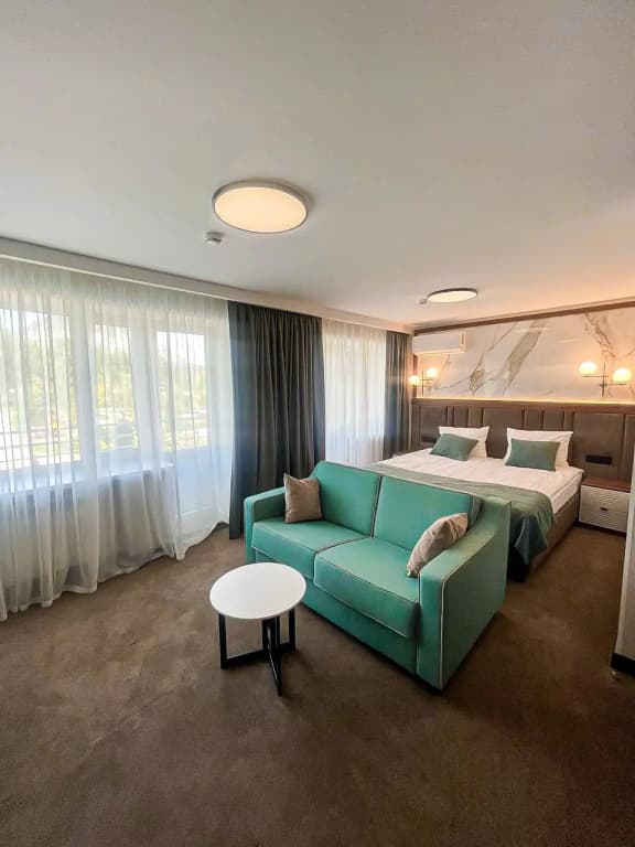 Двухместный номер клубный Deluxe с балконом двуспальная кровать фото 2