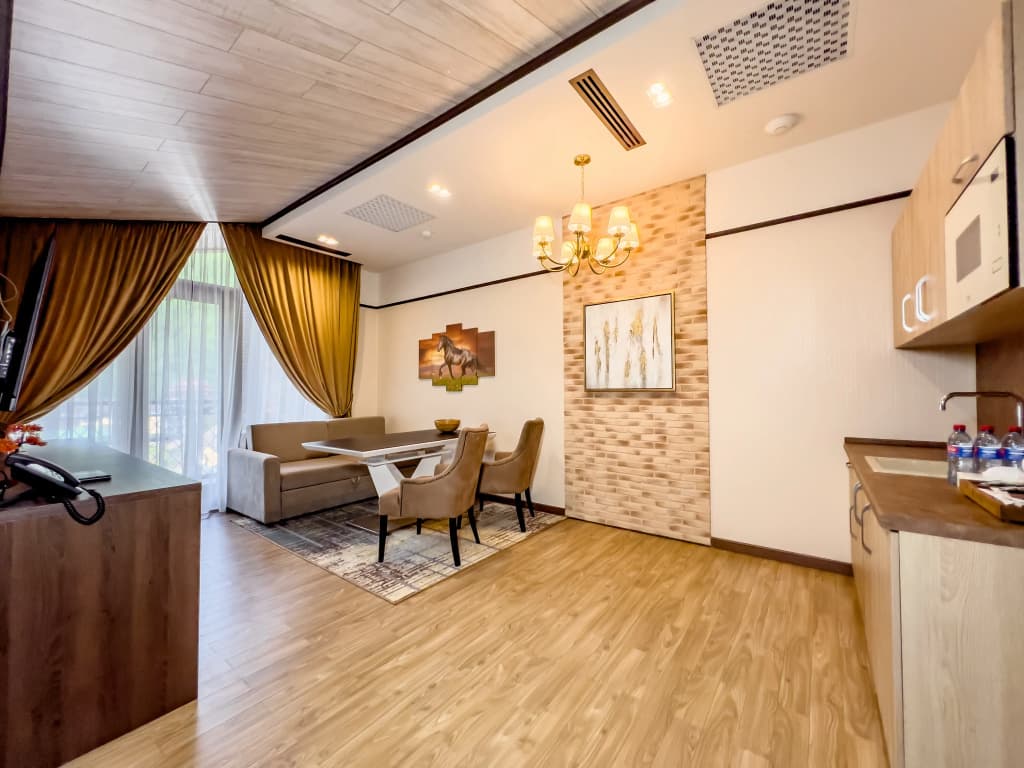 Четырёхместный люкс Президентский 2-room с балконом фото 2