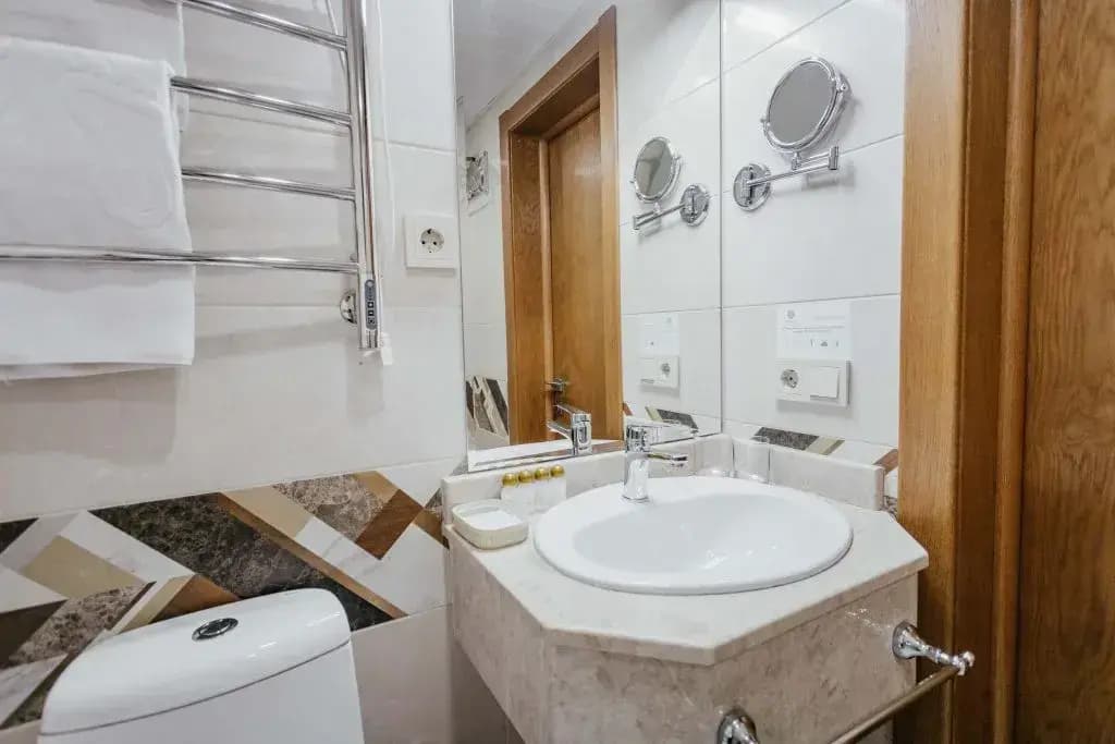 Двухместный номер (корпус 1) Standard Superior с балконом и с боковым видом на море двуспальная кровать фото 6