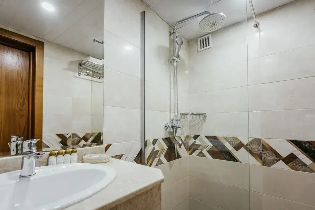 Двухместный номер (корпус 1) Standard Superior с балконом и с боковым видом на море двуспальная кровать фото 9