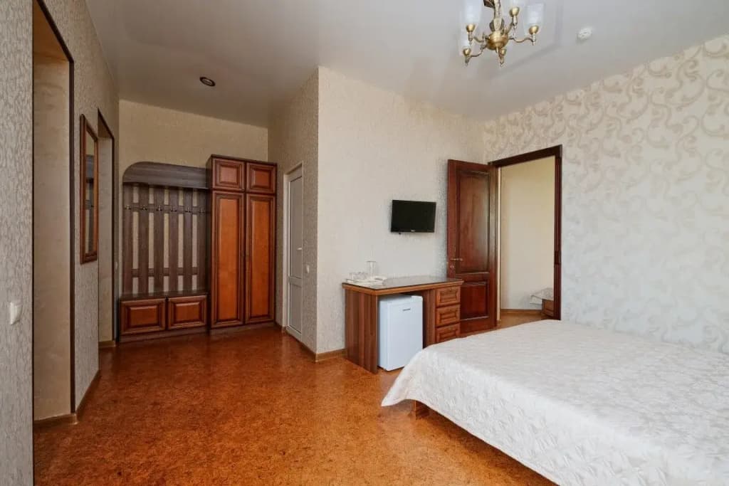 Трёхместный люкс с 2 комнатами с балконом фото 2